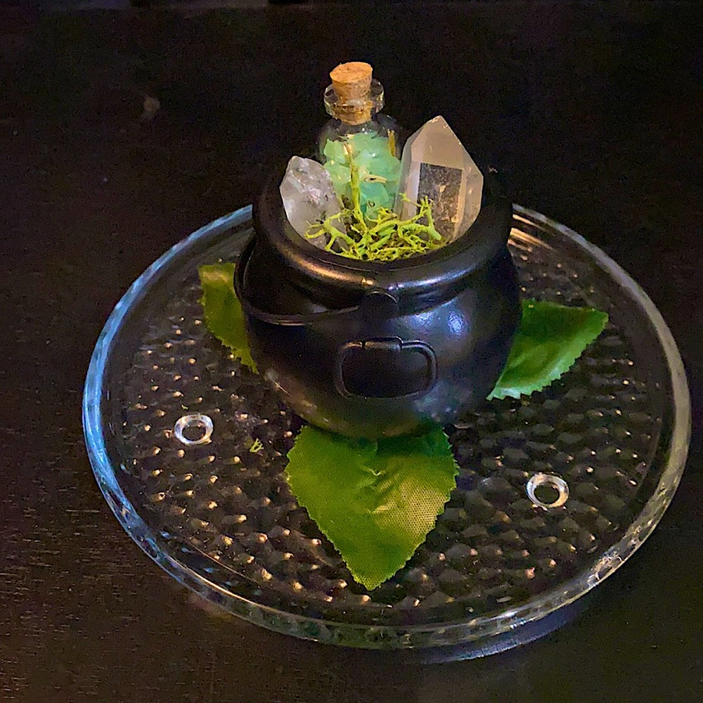 COPY - Witches brew green aventurine/clear Quartz plate decor